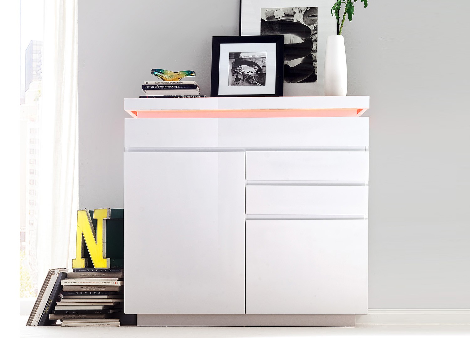 Commode design blanche laquée