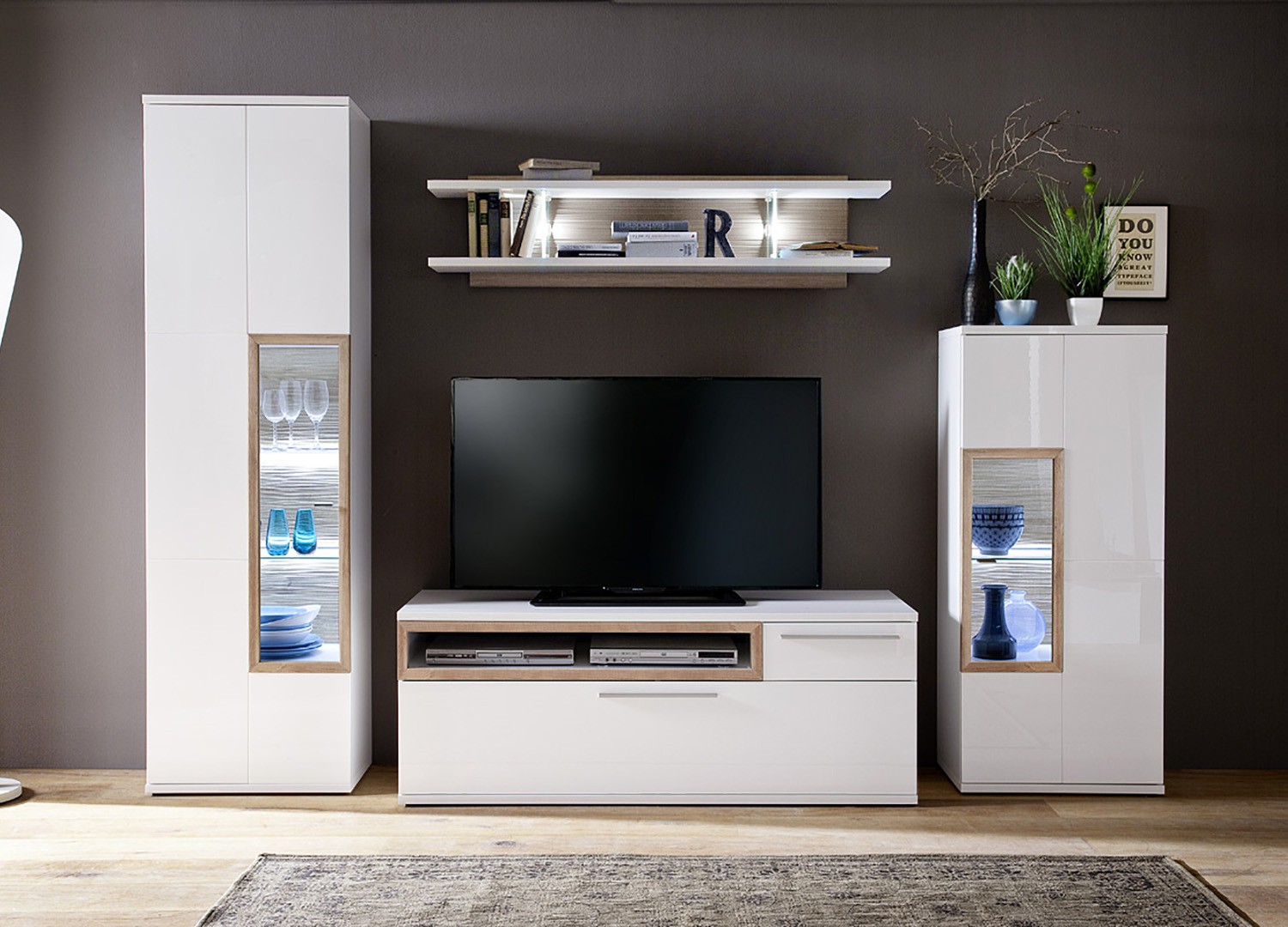 Ensemble TV design blanc et décor chêne