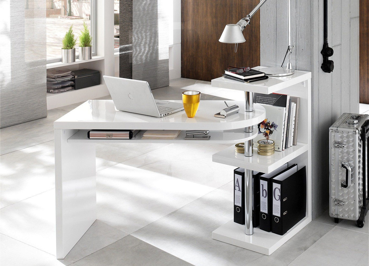 Bureau design blanc laqué pour une décoration chic et contemporaine