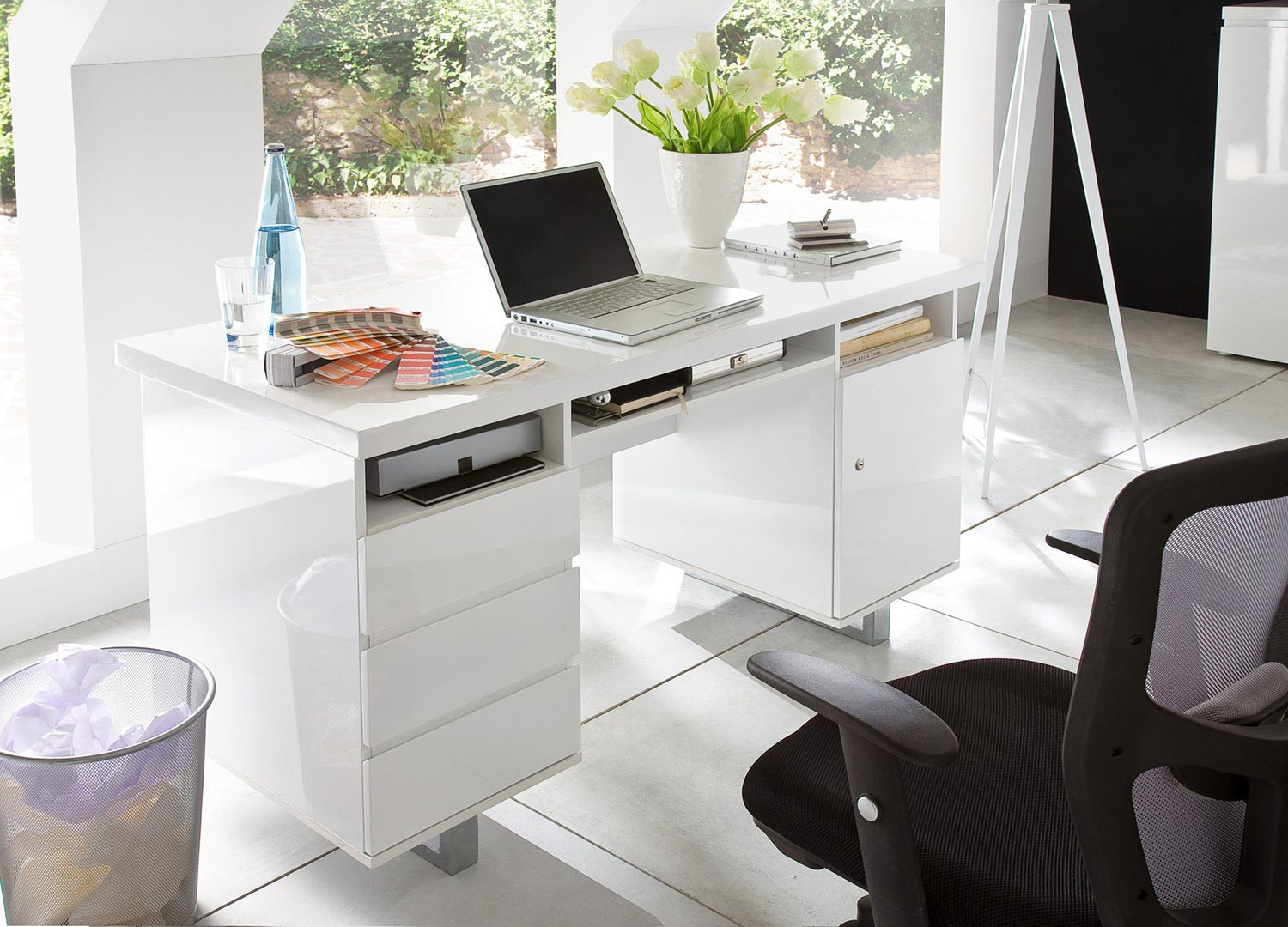 Bureau blanc laqué 3 tiroirs, 3 compartiments et 1 porte