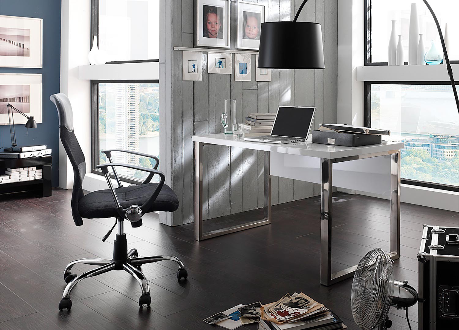 Bureau blanc laqué et pied chromé