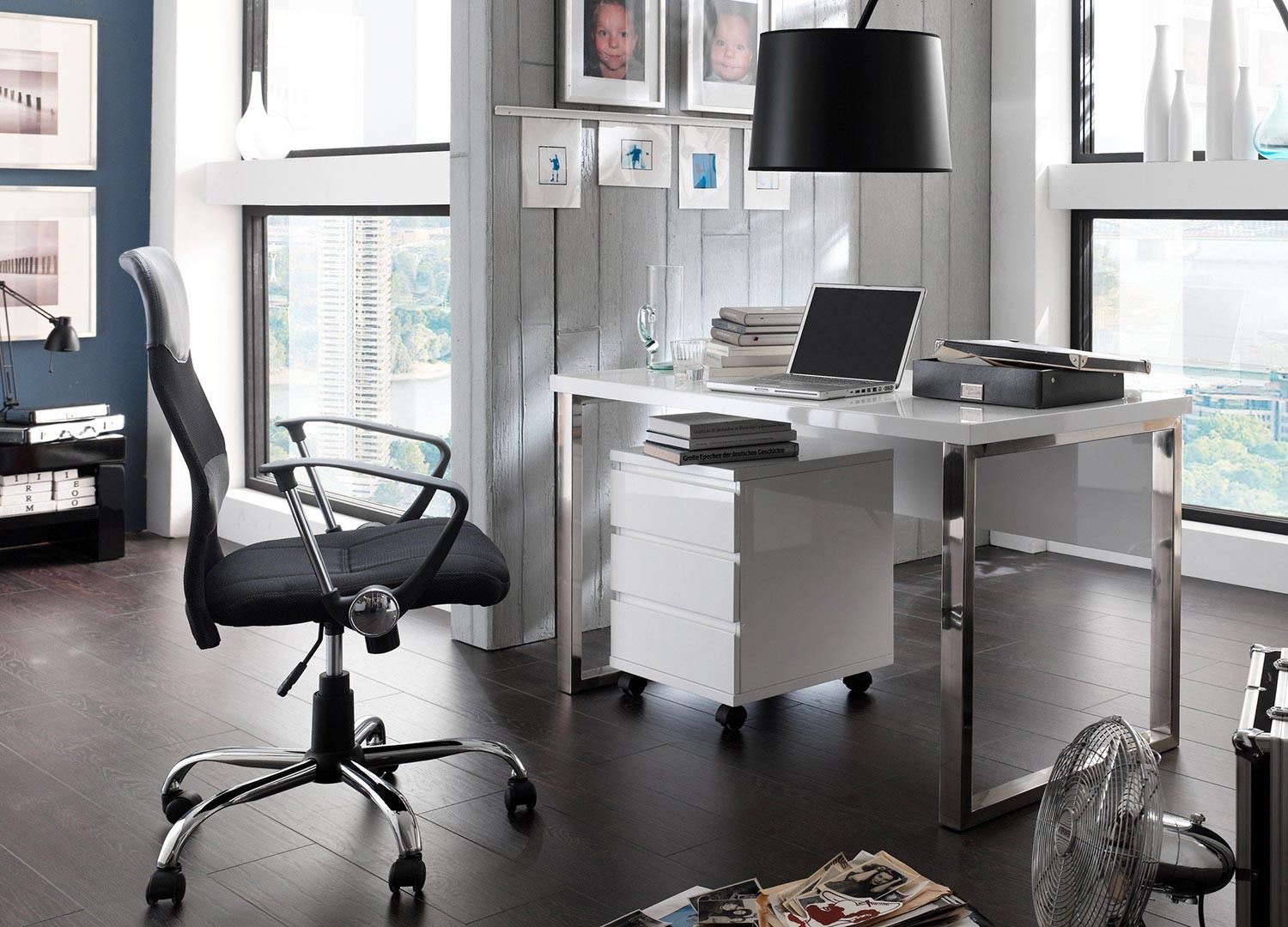 Bureau blanc laqué et pied chromé avec caisson