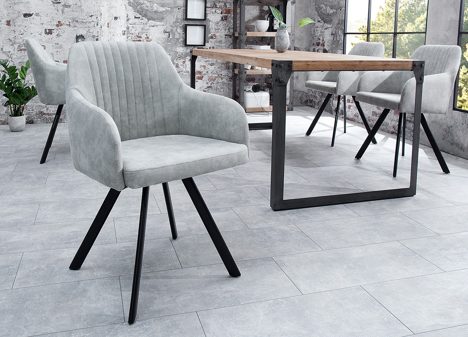 Chaise vintage gris pierre avec accoudoirs et pieds métal noir