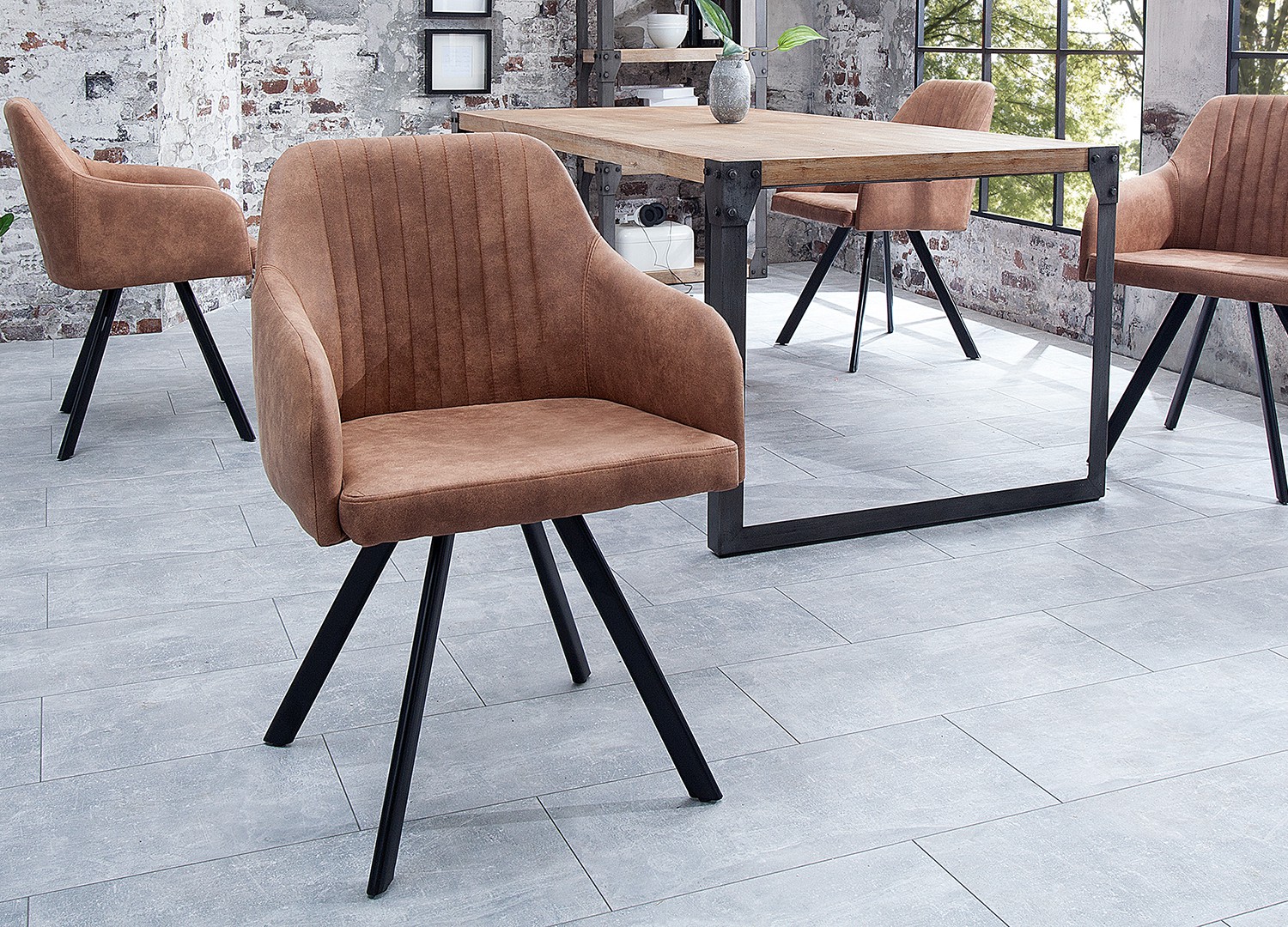 Chaise vintage marron avec accoudoirs et pieds métal noir