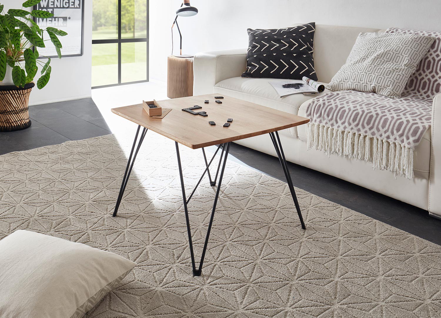 Table basse carrée 60 cm chêne massif et pieds eiffel noir métal