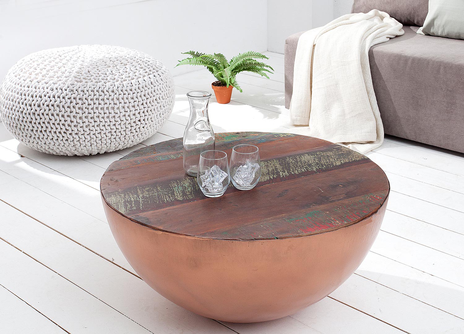 Table basse ronde bois massif recyclé coloré et métal cuivré