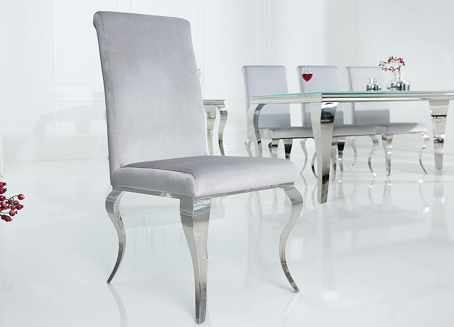 Lot de 4 chaises velours gris style baroque et pied argenté poli