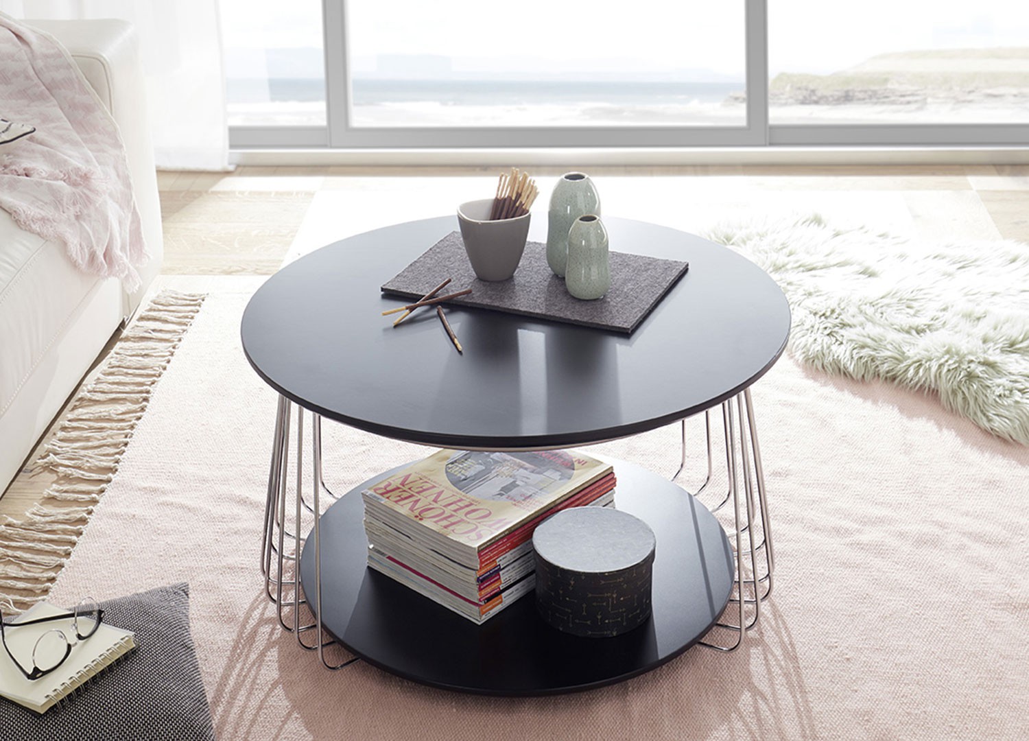 Table basse industrielle noir laqué mat et métal chromé