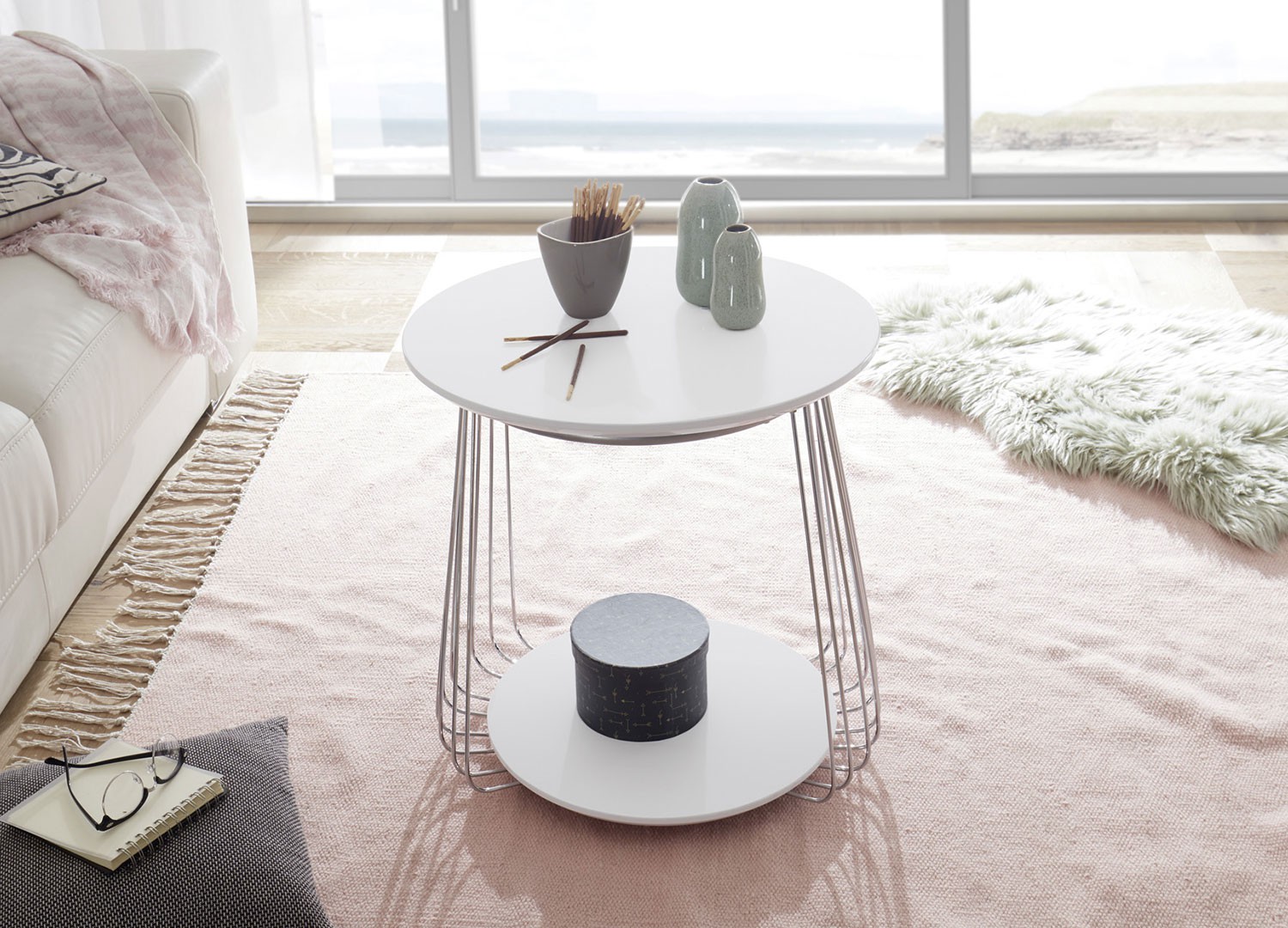 Table basse moderne blanc laqué mat et métal chromé