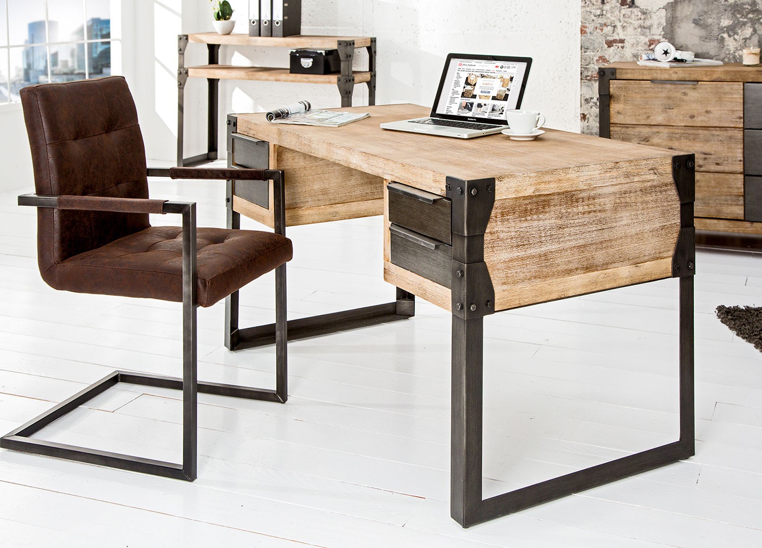 Bureau style industriel avec plateau en acacia découpé sur mesure