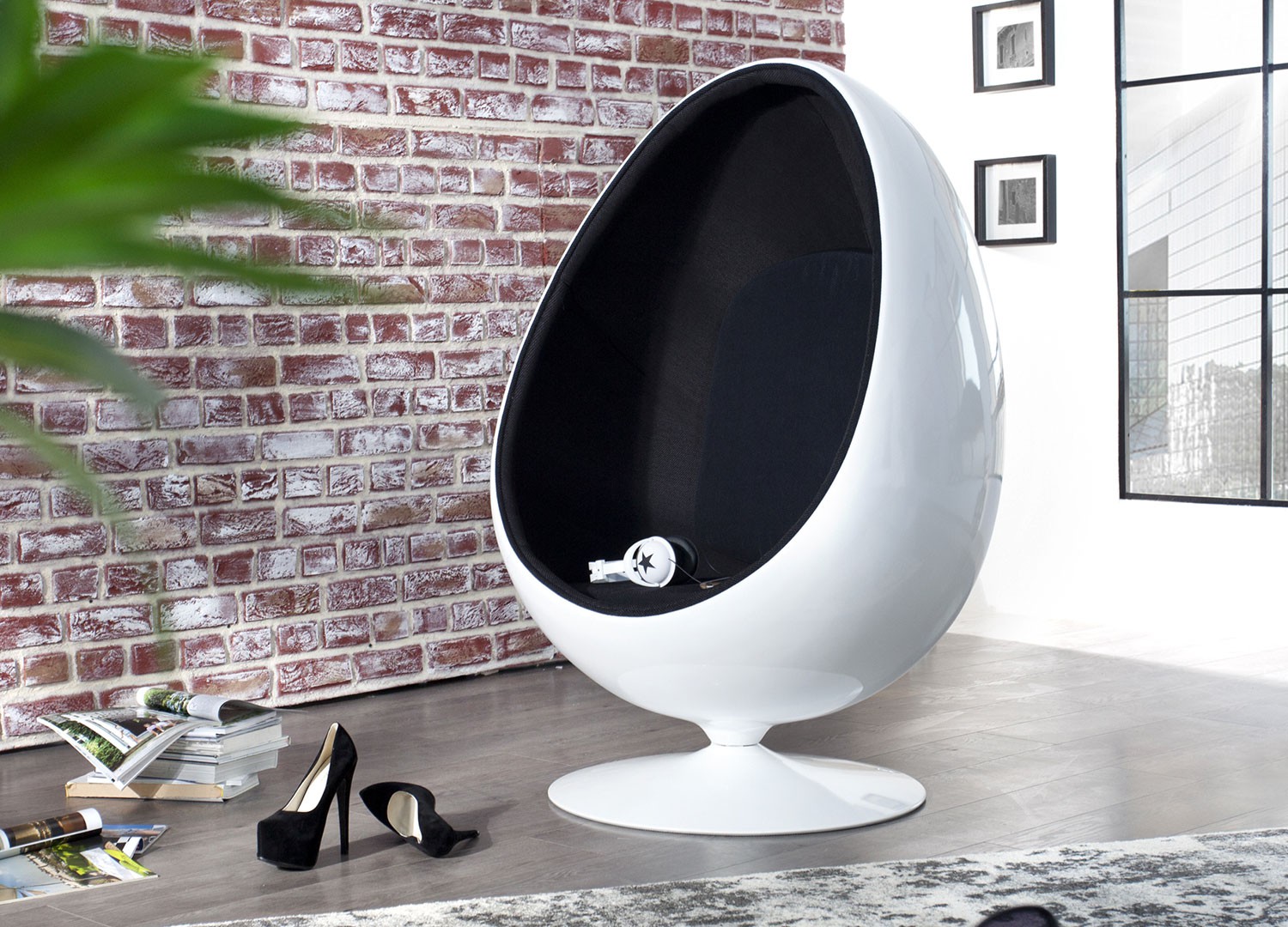 Fauteuil oeuf blanc pivotant avec coussin tissu noir