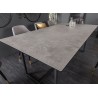 Table de salle à manger céramique gris aspect béton et piétement métal