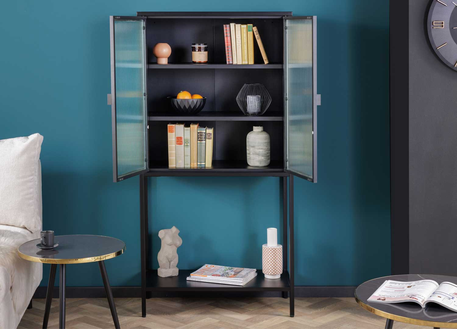 BR-Wohndesign Vitrine murale 82 x 56 x 25,2 cm en noir avec 2 étagères en  verre avec LED, parfaite pour les collectionneurs : : Cuisine et  Maison