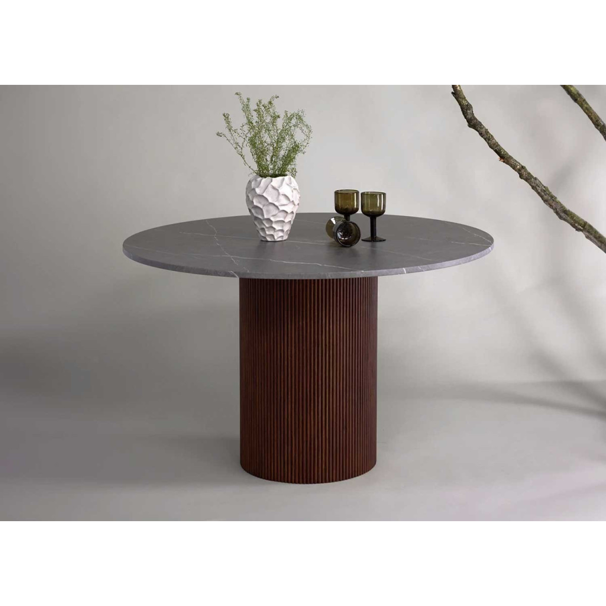 Table ronde effet marbre gris et pied central moka