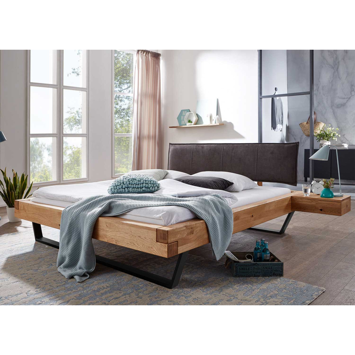 Lit adulte en bois massif avec tête de lit et pieds métal