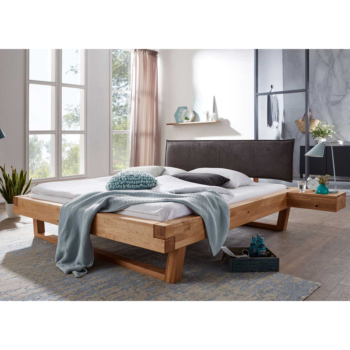 Lit adulte en bois massif avec tête de lit microfibre