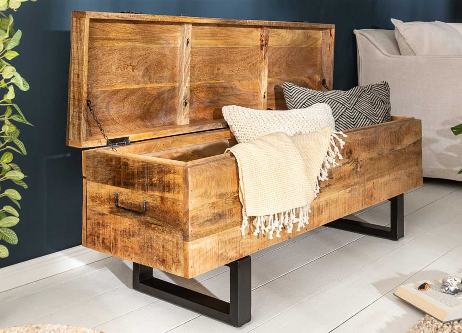 Banc coffre en bois original de manguier grisé pour salon