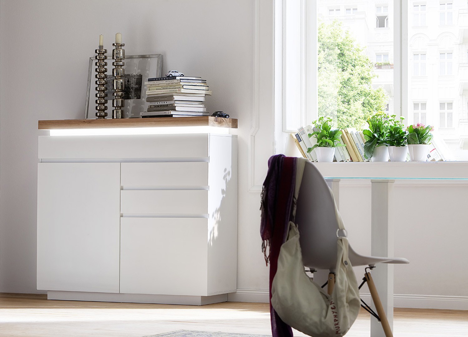 Commode design blanche laquée matte à led