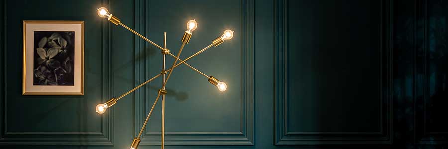 Lampadaire doré sur pied