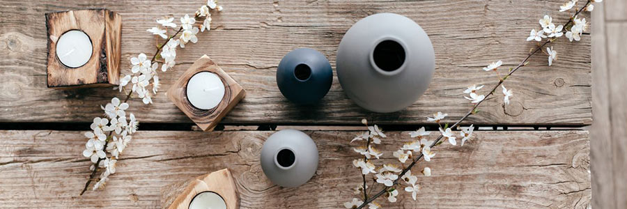 Table à manger avec vases décoratifs