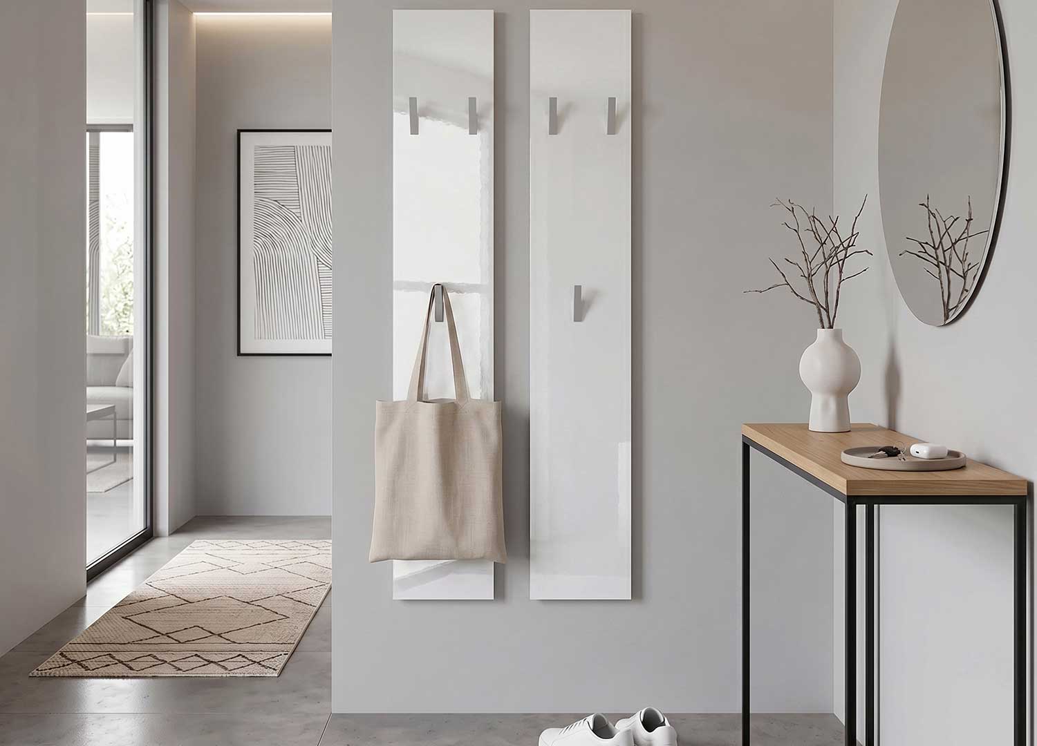 Porte-manteau mural ISA blanc laqué avec 8 crochets gris dans une entrée moderne