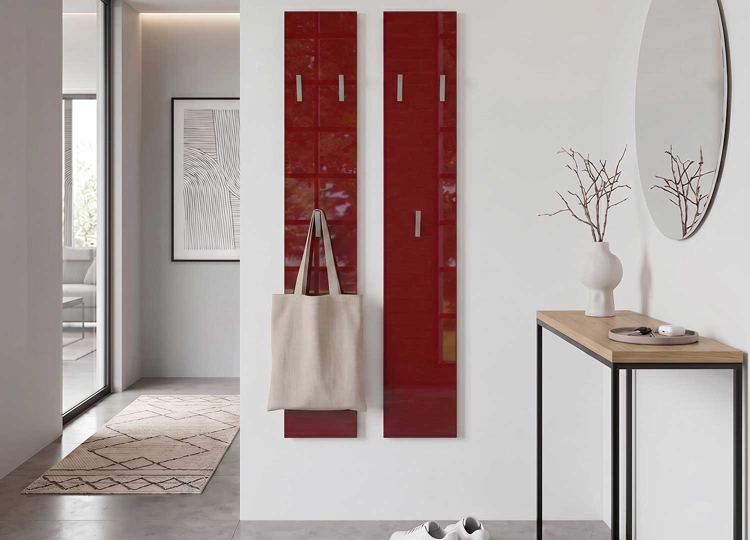 Porte-manteau mural ISA rouge bordeaux laqué avec 8 crochets dans une entrée moderne
