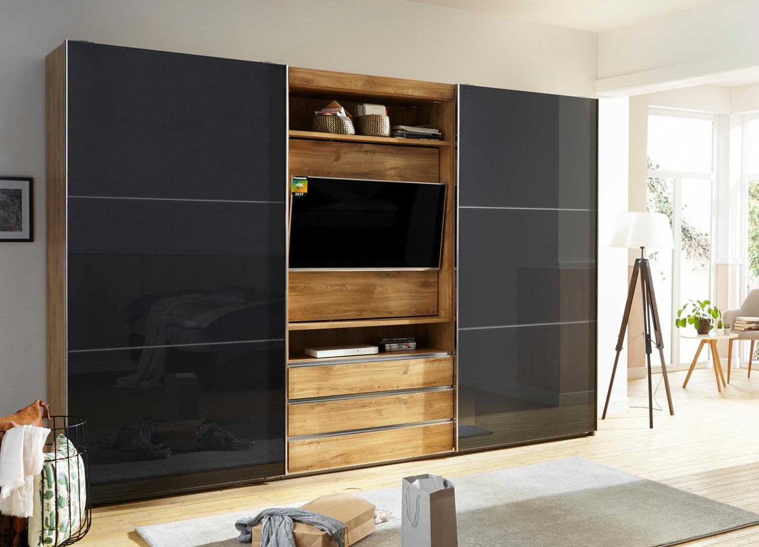 Armoire à portes coulissantes avec élément TV