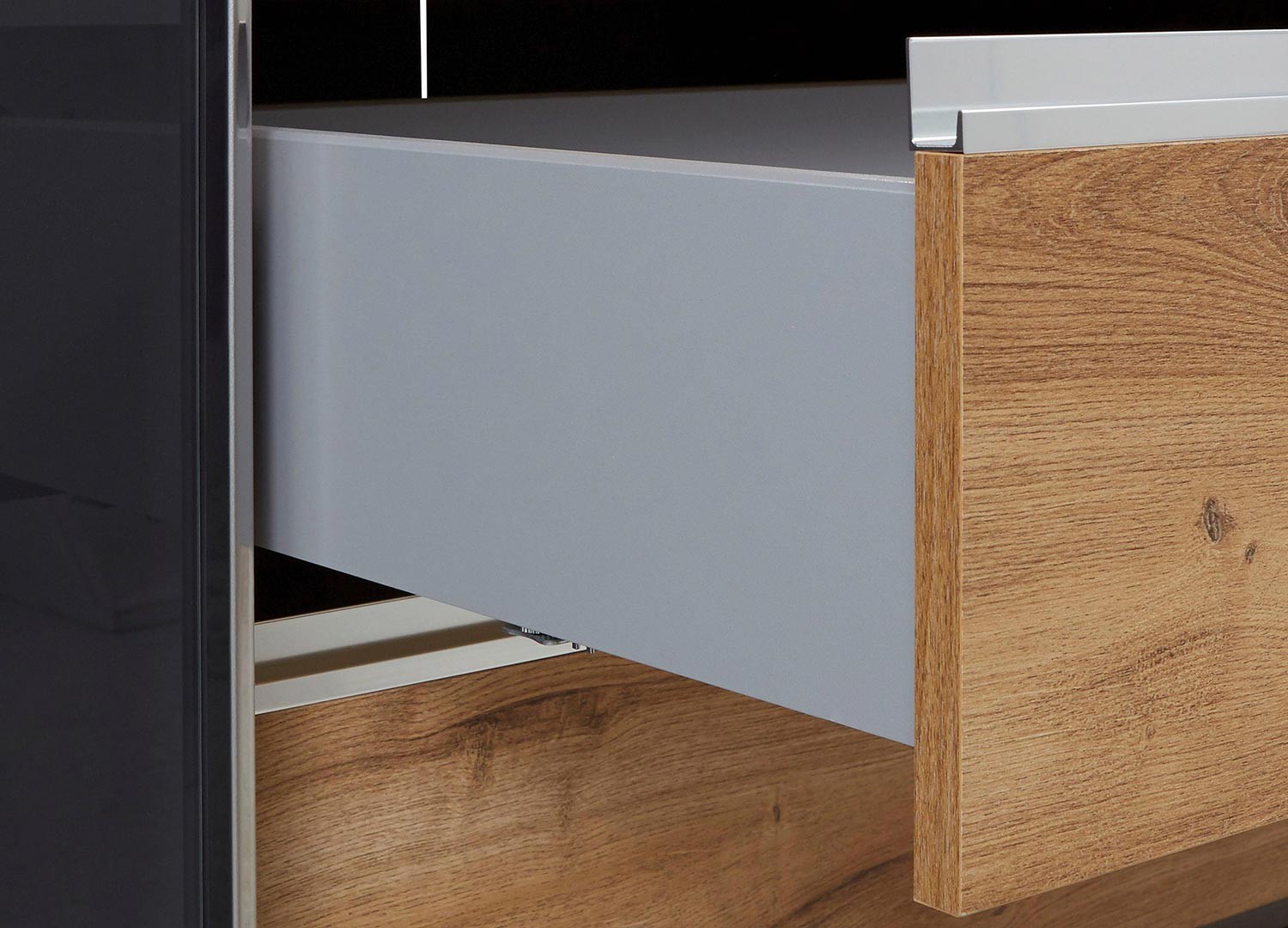 Armoire à portes coulissantes avec élément TV