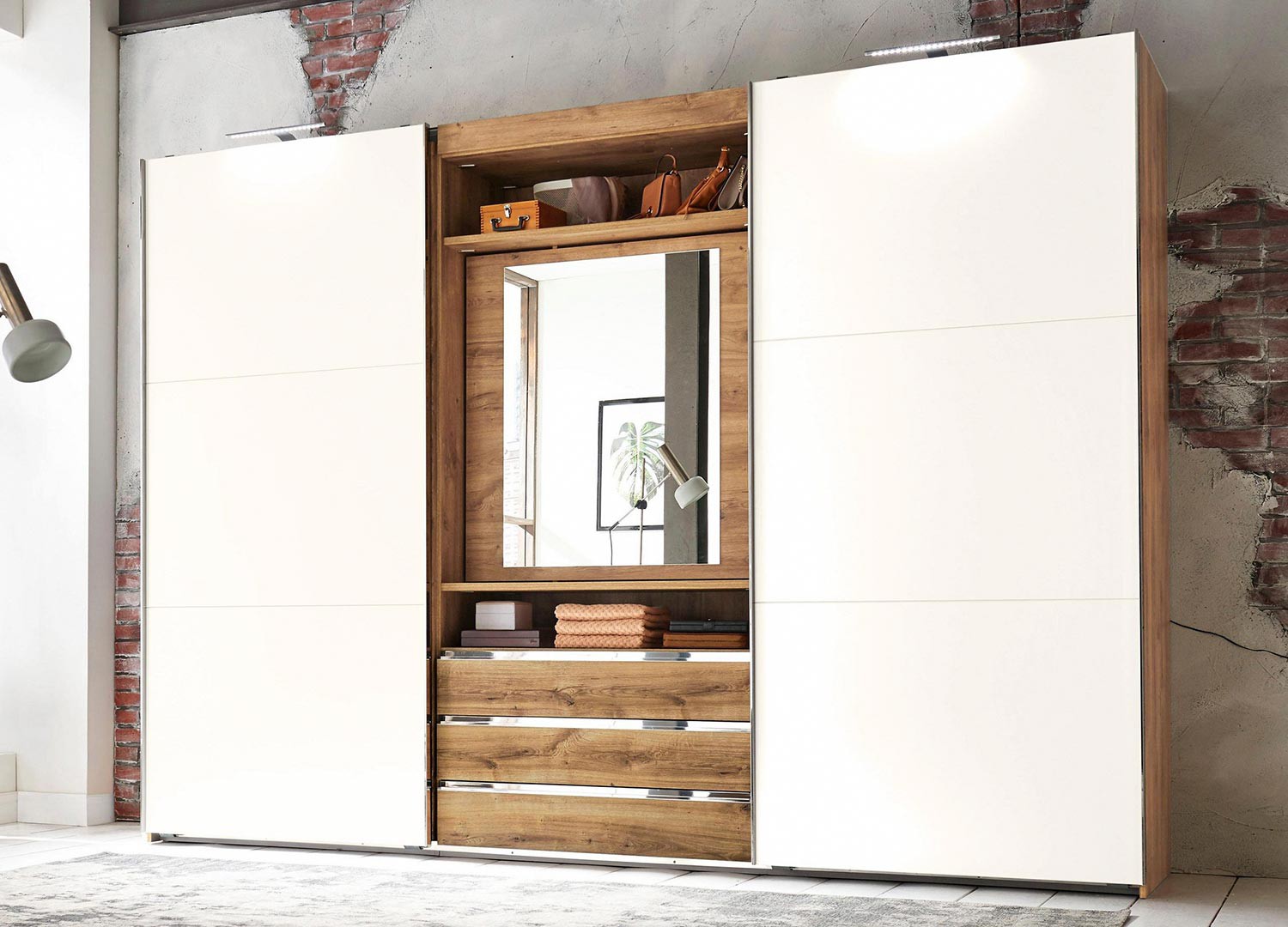 Armoire blanche à portes coulissantes avec élément TV