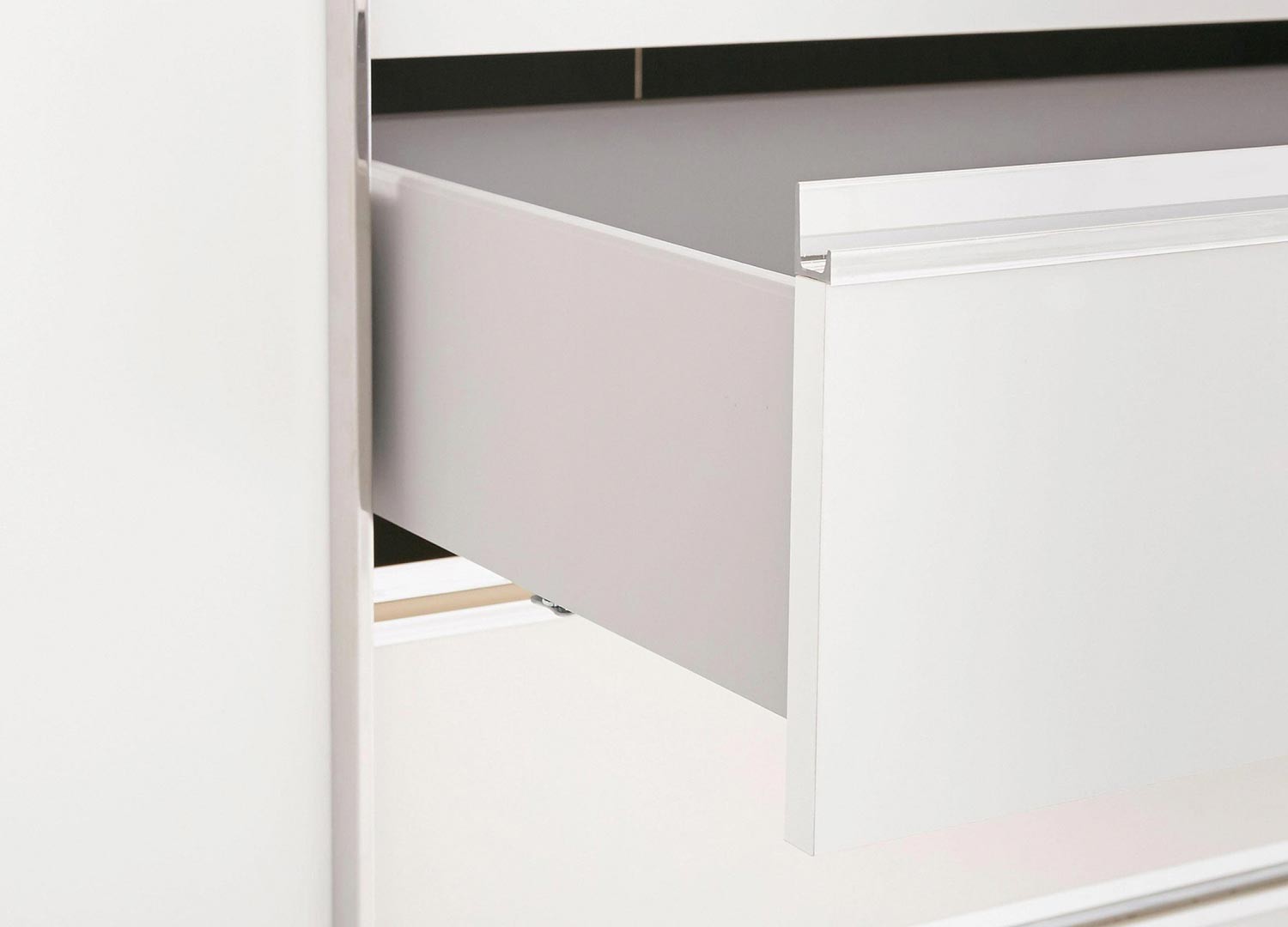 Armoire blanche à portes coulissantes avec élément TV