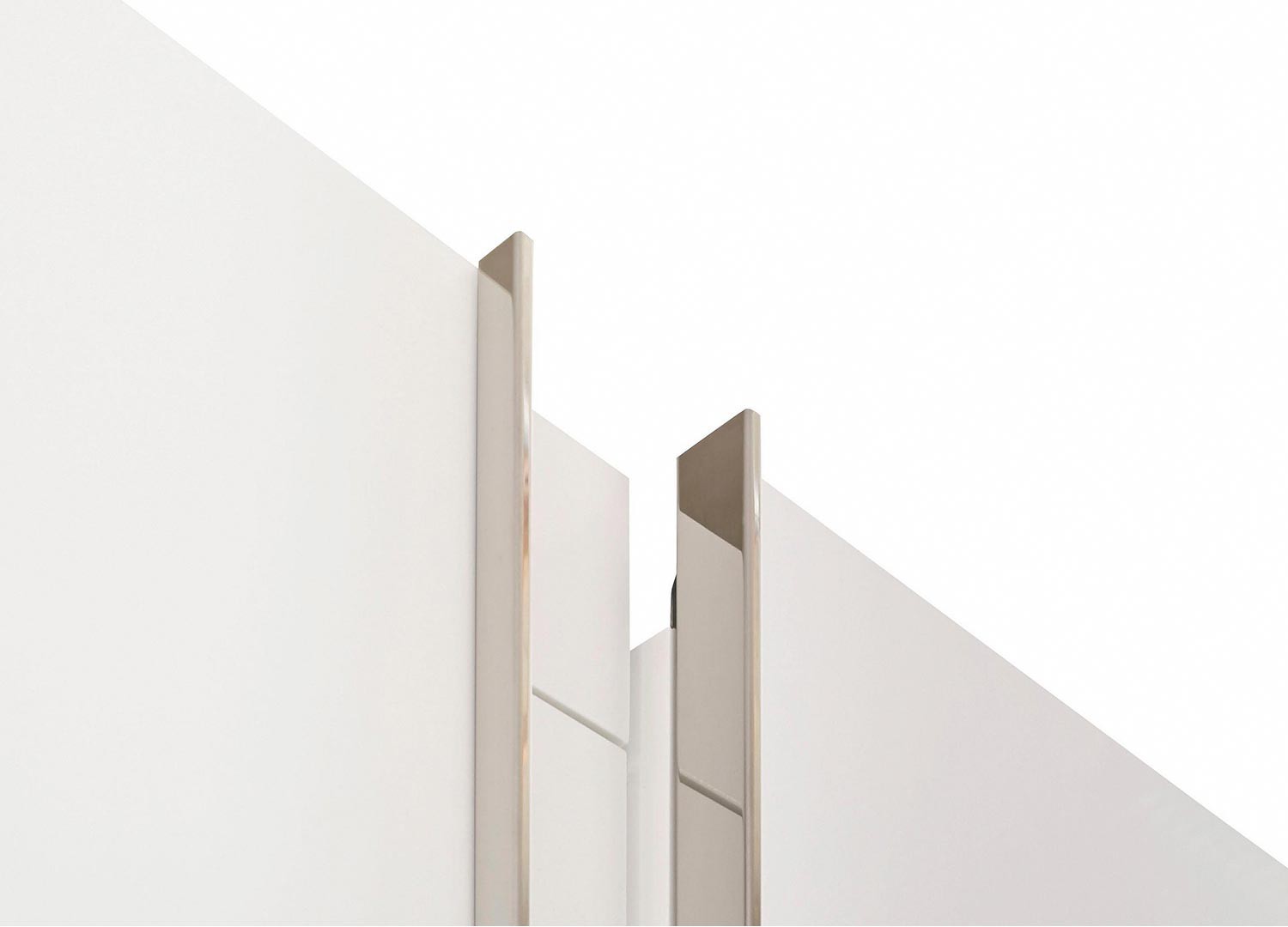 Armoire blanche à portes coulissantes avec élément TV