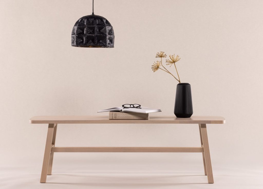 Banc de salle à manger Hälsö bois d’hévéa blanchi 140 cm mis en scène dans un intérieur