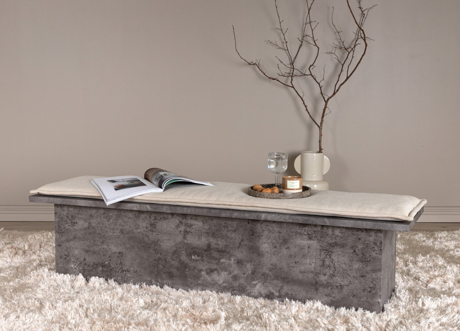 Banc de salle à manger Kellogg tissu polyester effet lin blanc 160 cm mis en scène dans un intérieur