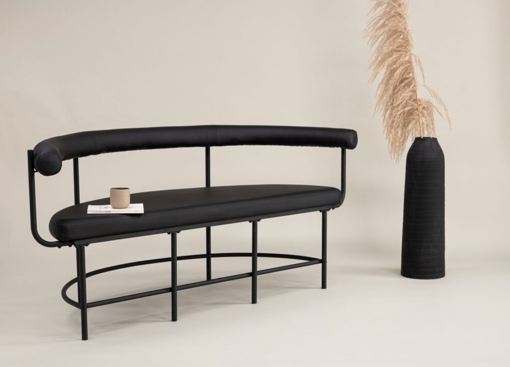 Banc de salle à manger Stallhagen similicuir en polyuréthane noir 165 cm mis en scène dans un intérieur