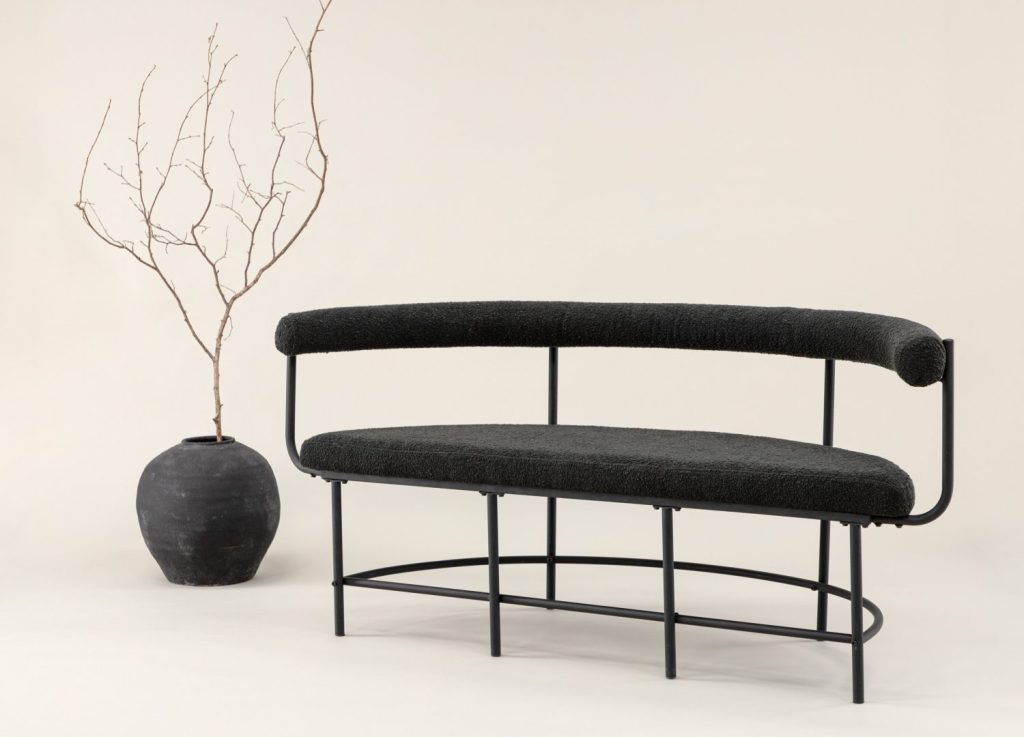 Banc de salle à manger Stallhagen tissu bouclette en polyester noir 165 cm mis en scène dans un intérieur
