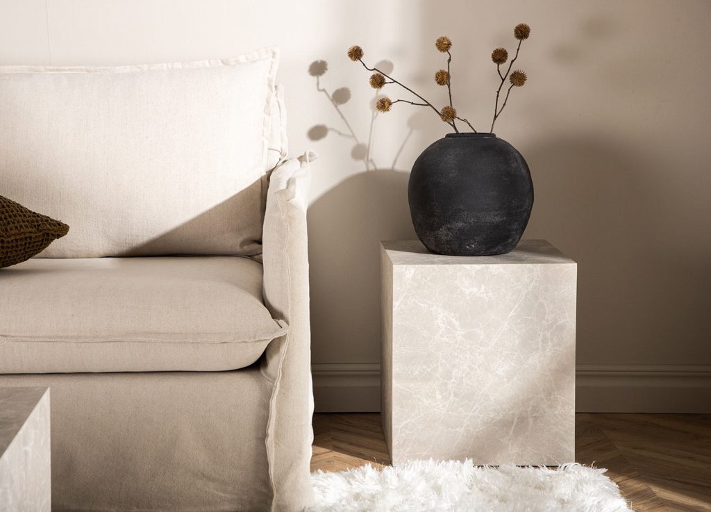 Bout de canapé carré beige effet marbre