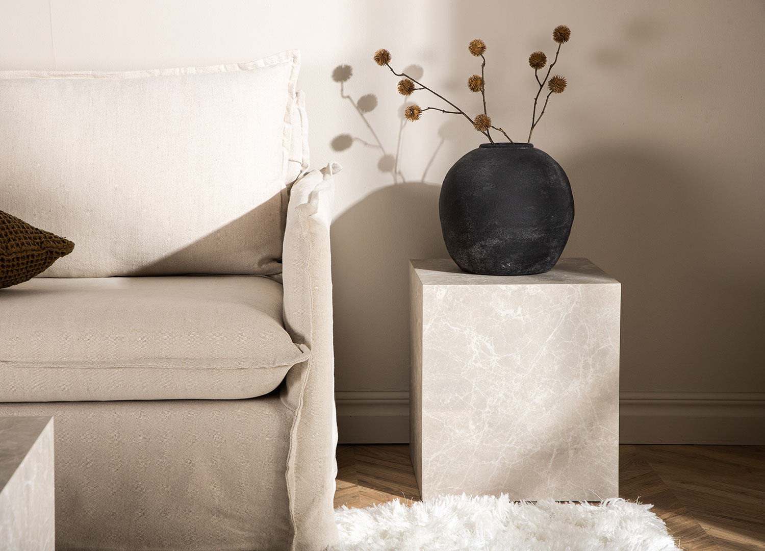 Bout de canapé carré beige effet marbre