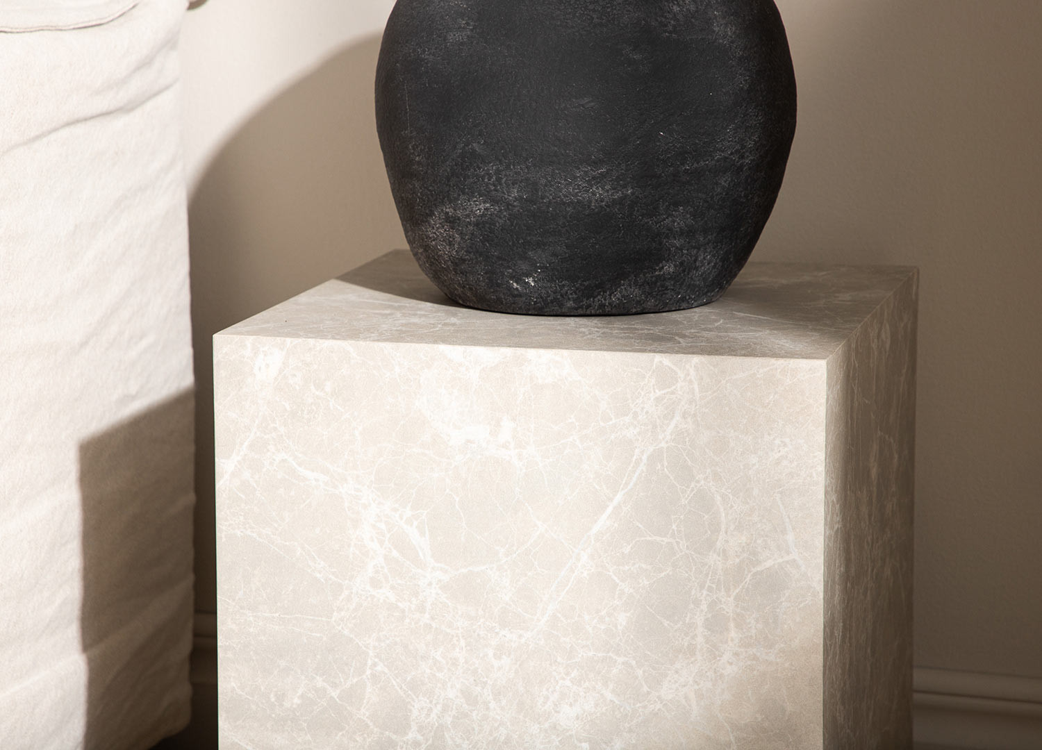 Bout de canapé carré beige effet marbre