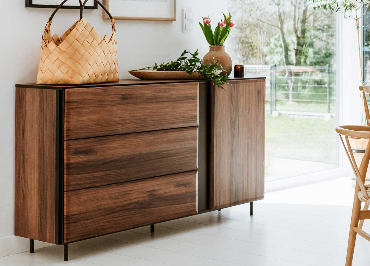 Buffet 3 tiroirs et 1 porte chêne foncé et noir 150 cm