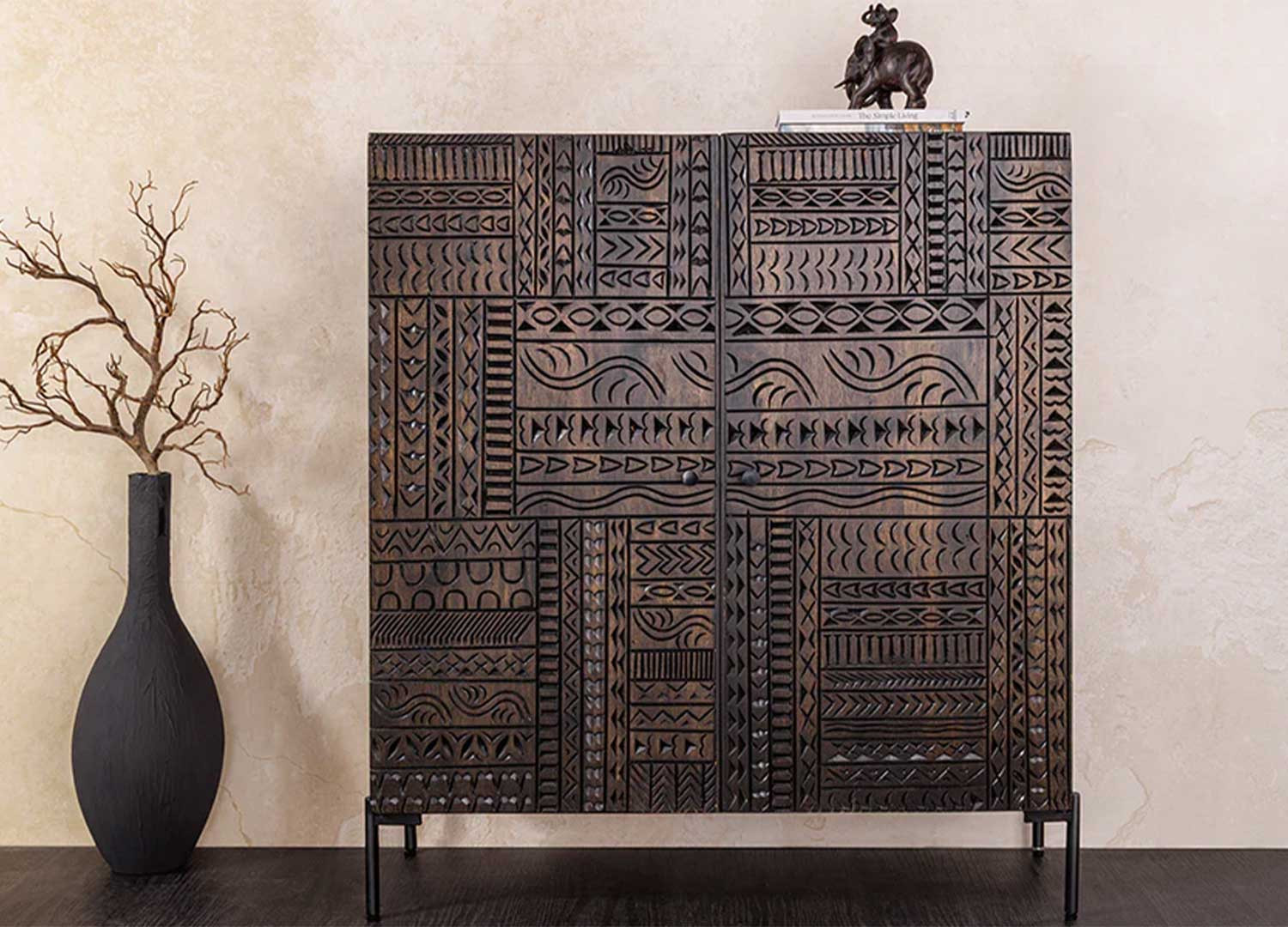 Buffet haut 2 portes en manguier marron foncé sculpté Tribal