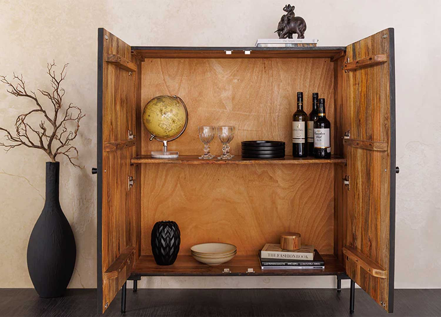 Buffet haut 2 portes en manguier marron foncé sculpté Tribal
