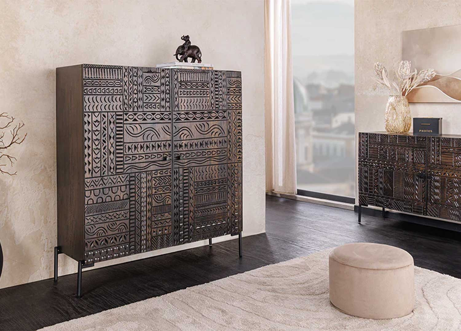 Buffet haut 2 portes en manguier marron foncé sculpté Tribal