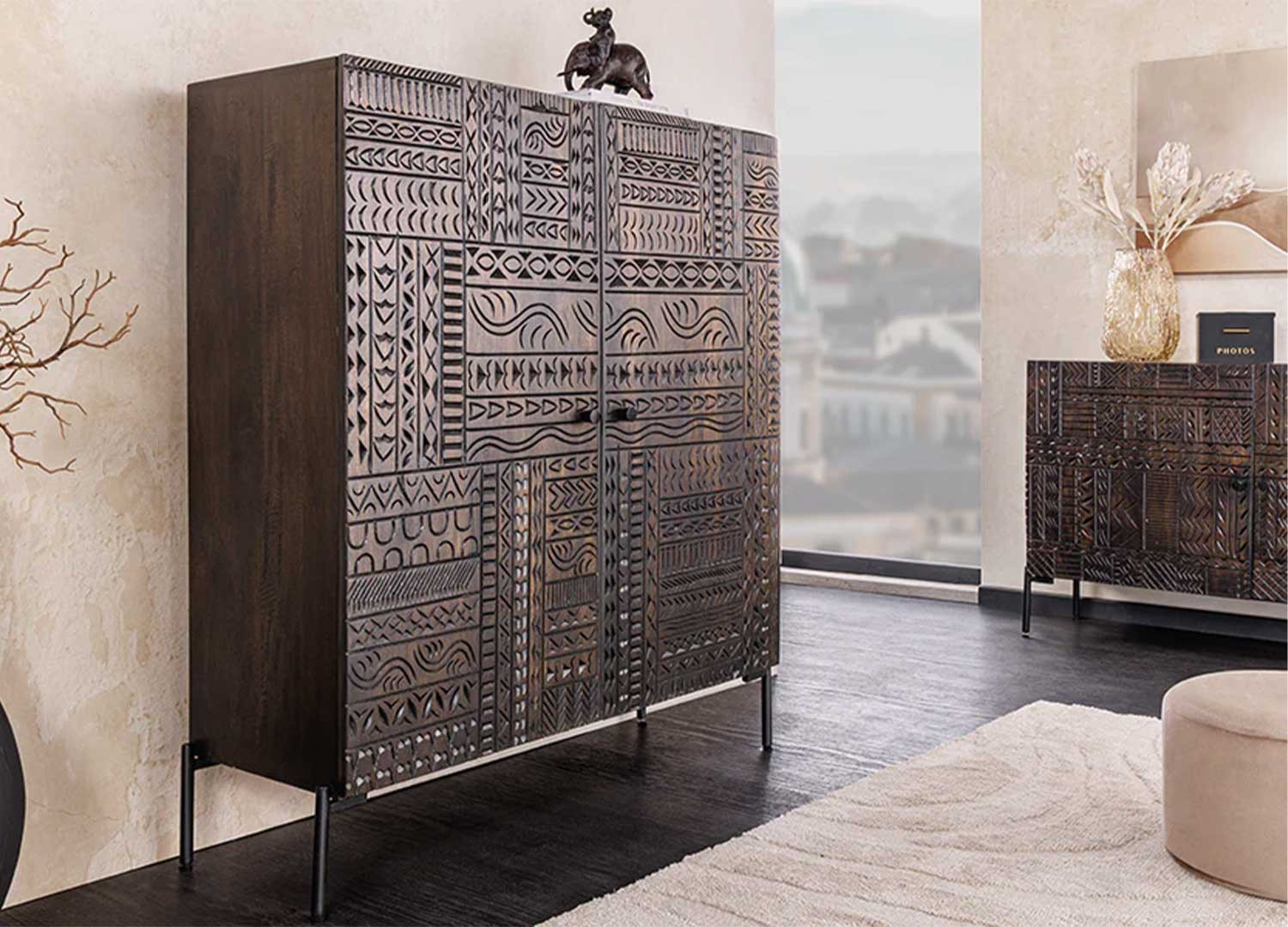 Buffet haut 2 portes en manguier marron foncé sculpté Tribal