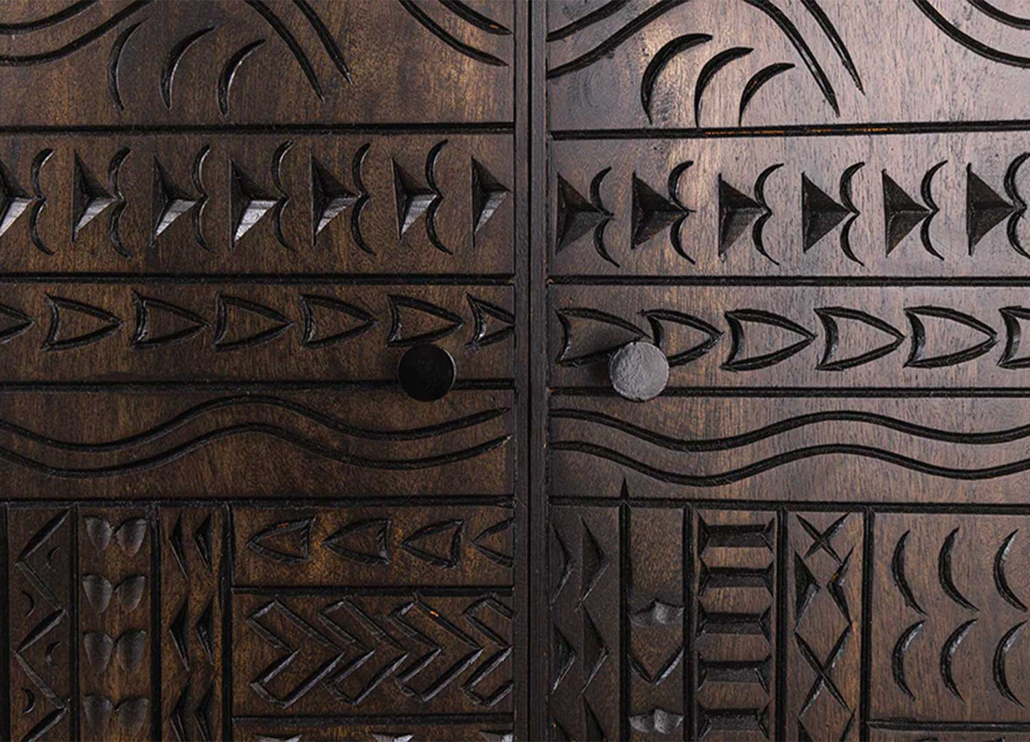 Buffet haut 2 portes en manguier marron foncé sculpté Tribal