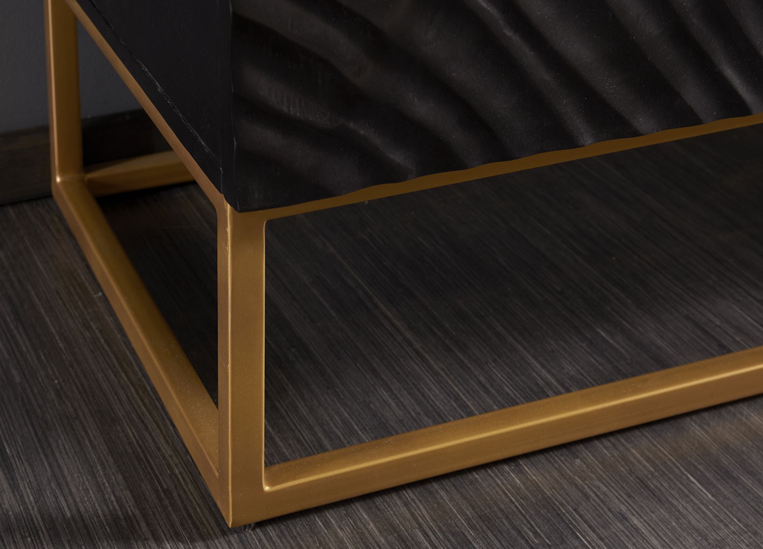Buffet haut bois de manguier sculpture en 3D et pied métal doré