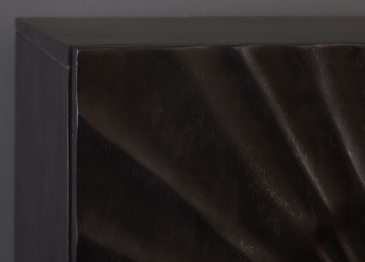 Buffet haut bois de manguier sculpture en 3D et pied métal doré