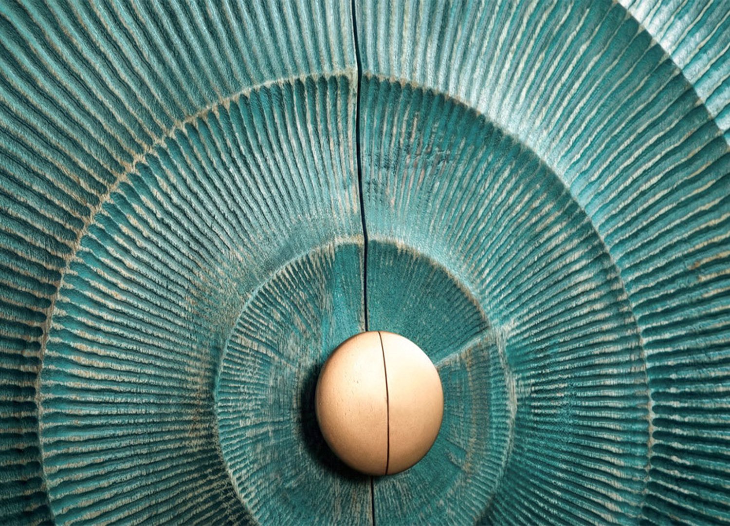 Détail de la façade 3D sculptée et du bouton central doré du buffet haut Sunset
