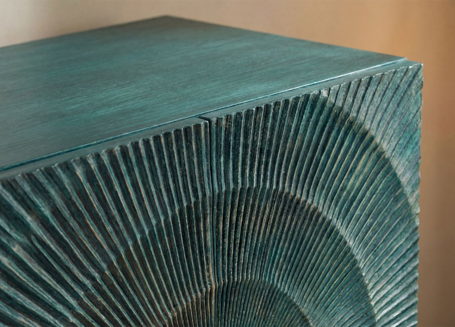 Détail de la teinte turquoise et des veines du bois de manguier du buffet haut Sunset