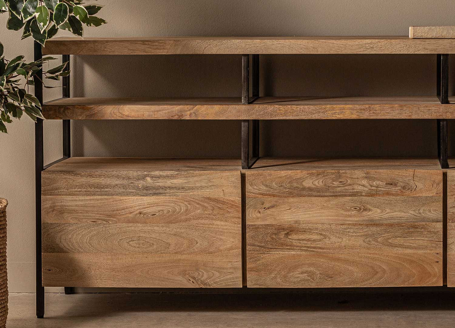 Buffet industriel manguier massif et métal noir 3 portes Celea