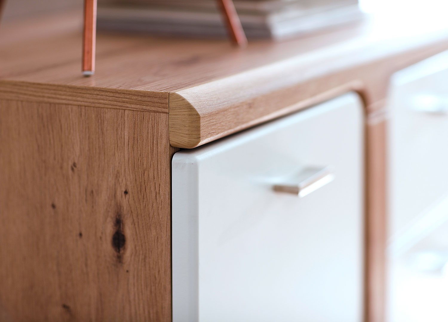 Buffet moderne 4 tiroirs et 2 portes blanc et décor chêne